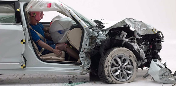 Краш-тесты IIHS проверили степень защиты переднего пассажира
