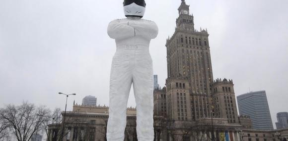 В Варшаве появилась девятиметровая статуя автогонщика из Top Gear