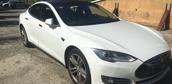 На Закарпатье таможенники конфисковали электрокар Tesla