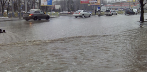 В Киеве затопило проспект Освободителей (видео)