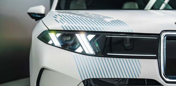 BMW показала серійний iX5 Hydrogen без камуфляжу