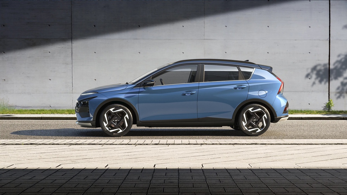 Zijaanzicht met nieuw ontworpen 17-inch velgen