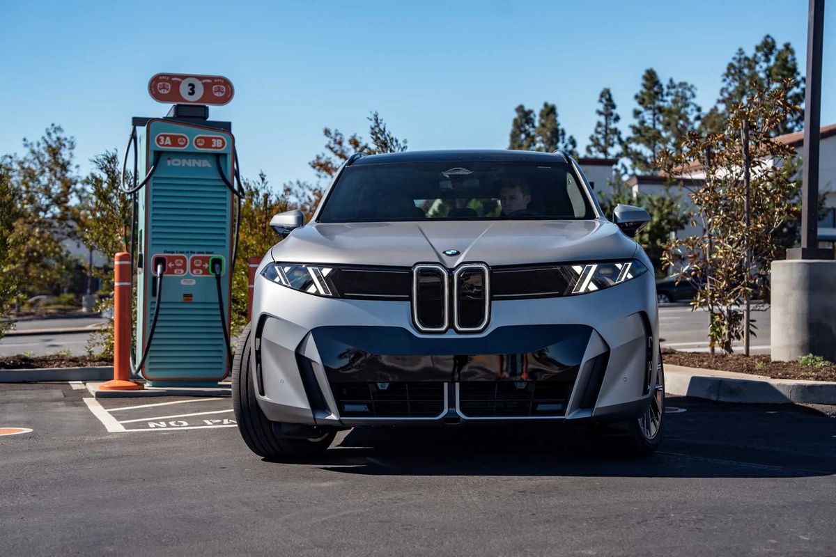 Vooraanzicht van de BMW iX5 bij de laadpaal