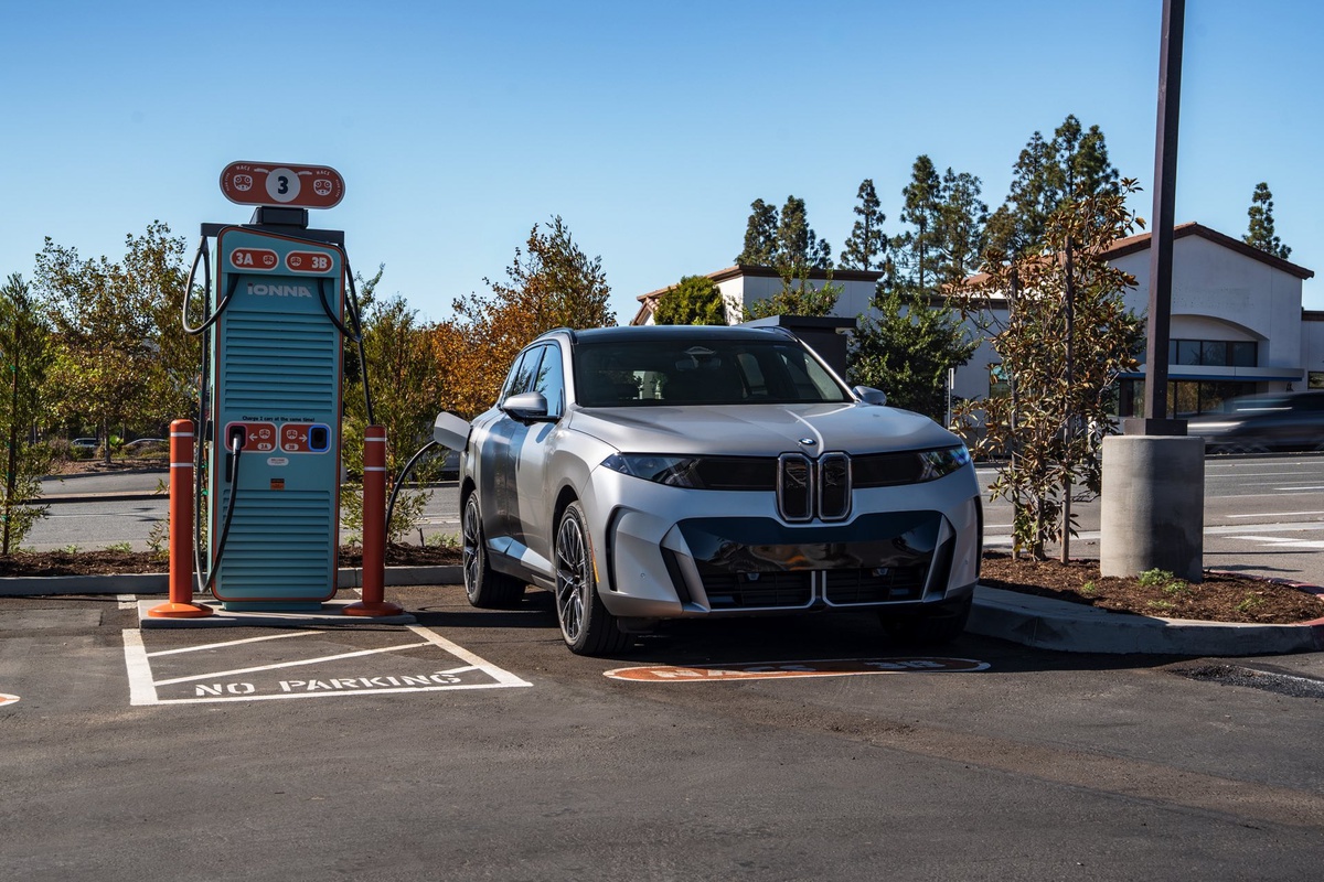 BMW iX5 tijdens snelladen bij IONNA-laadpaal