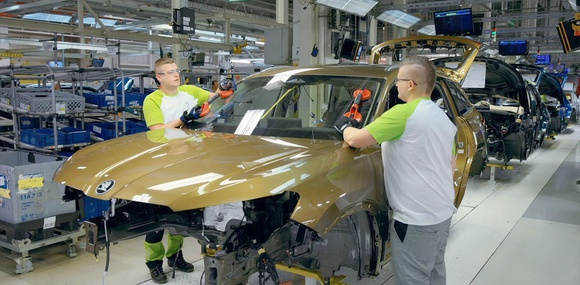 Посмотрите, как устанавливается лобовое стекло на Škoda Kodiaq на заводе