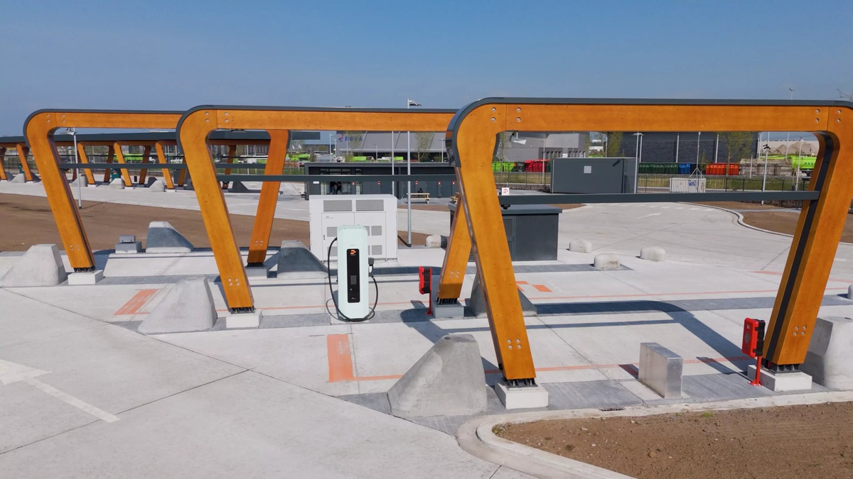 Laadzuil tussen houten overkappingsconstructies