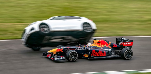 Видео: Болид Формулы-1 сравнили на треке с автобусом, такси и истребителем