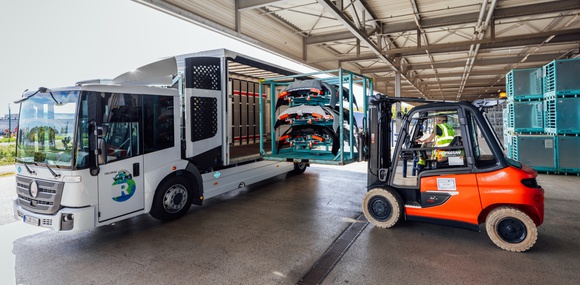 BMW випробовує 18-тонну вантажівку з водневим двигуном у заводській логістиці