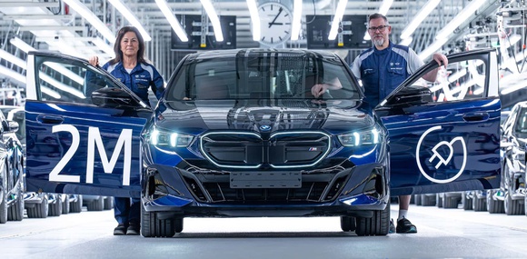 BMW выпустила 2-миллионный электромобиль: юбилейный i5 съехал с конвейера в Дингольфинге