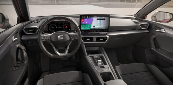 Seat Leon лишился 3-цилиндрового двигателя и получил новые дисплеи
