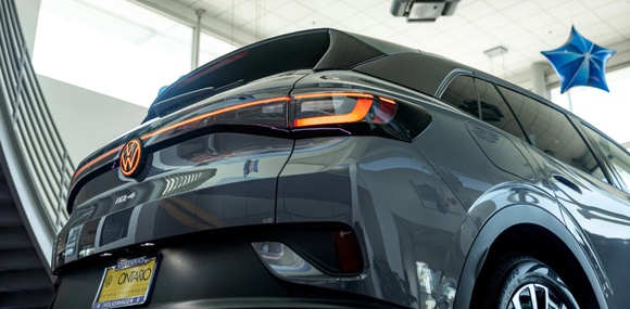 Volkswagen-Elektrofahrzeuge laden an Tesla Supercharger-Stationen