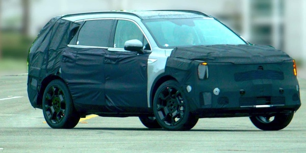 2024 Kia Sorento Facelift Spotted Concealing New Headlight Design