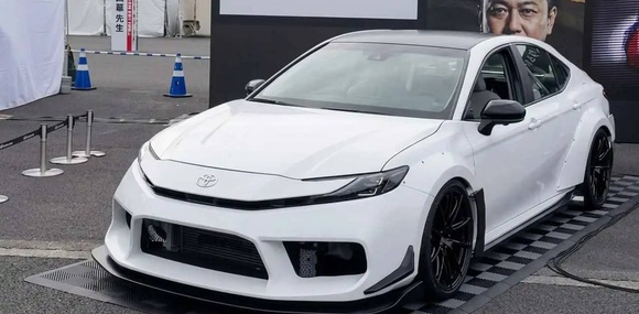 Toyota встановила два двигуни в Camry потужністю 700 кінських сил
