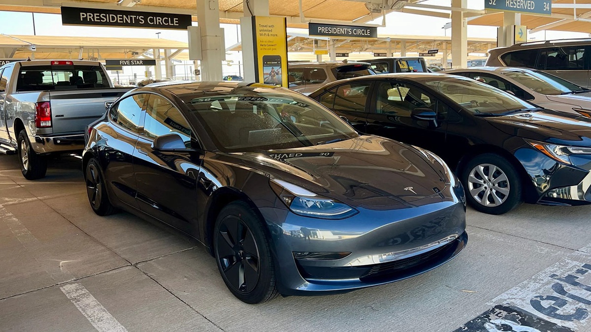 Hertz is starting to sell its Tesla Model 3s, and they are going for ...