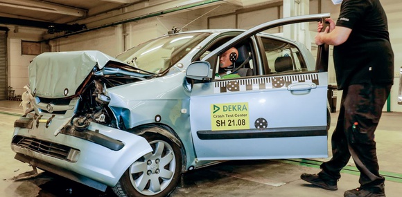 18-летний Hyundai Getz разбили о стену. Краш-тест оказался удачным