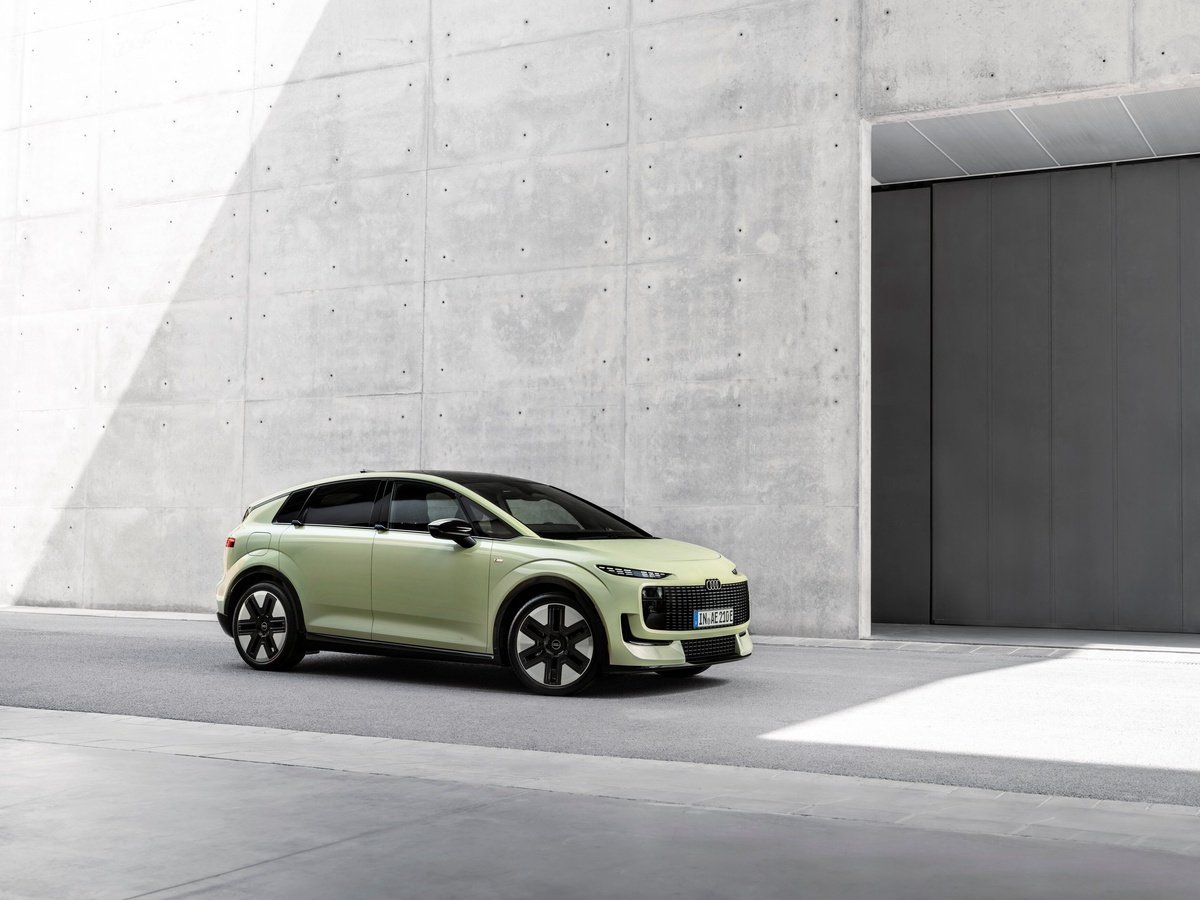 Audi A2 e-tron, driekwart vooraanzicht bij ingang