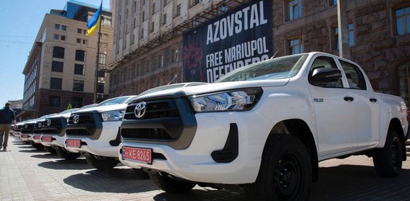 Київ передав 3 ОШБр пікапи Toyota Hilux