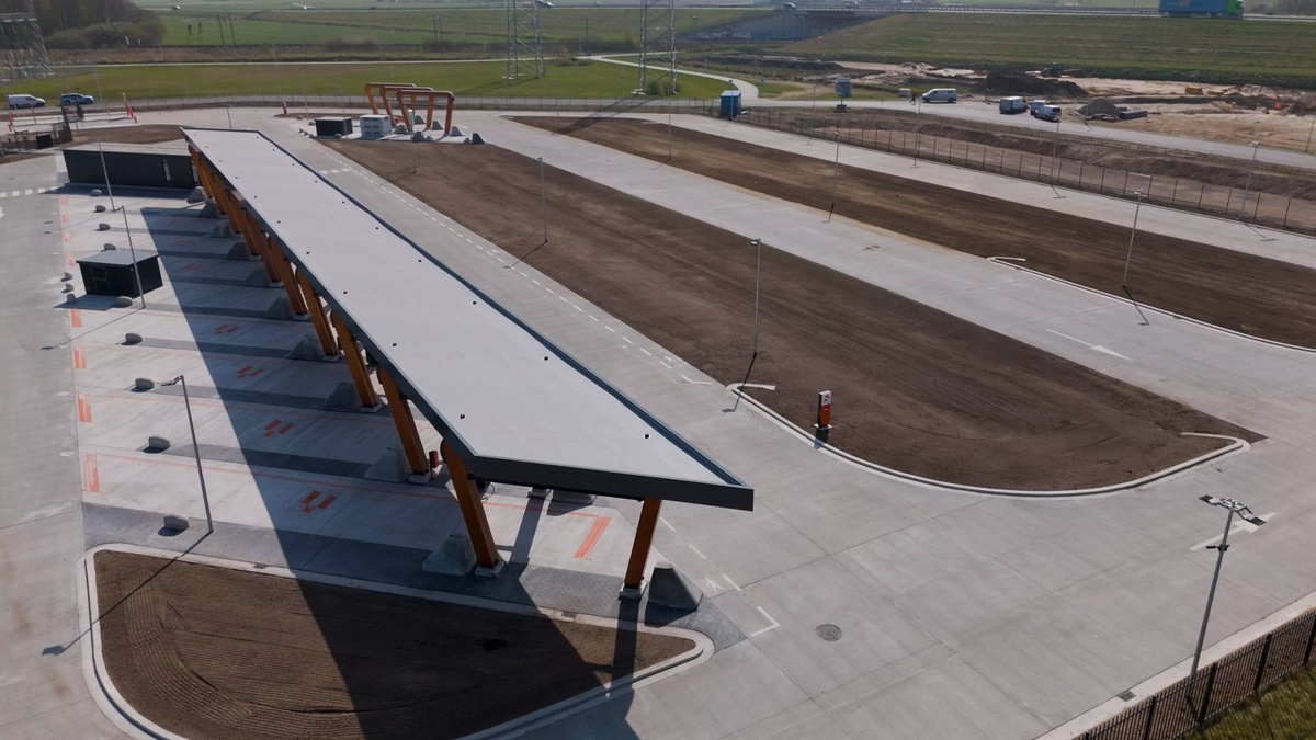 Luchtfoto van het volledige laadstation