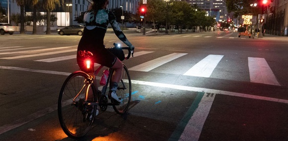 Задний фонарь VIS LightPool информирует водителей, что впереди едет велосипед