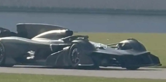 Aston Martin скрестила болид Формулы-1 с Valkyrie: первые кадры загадочного гиперкара