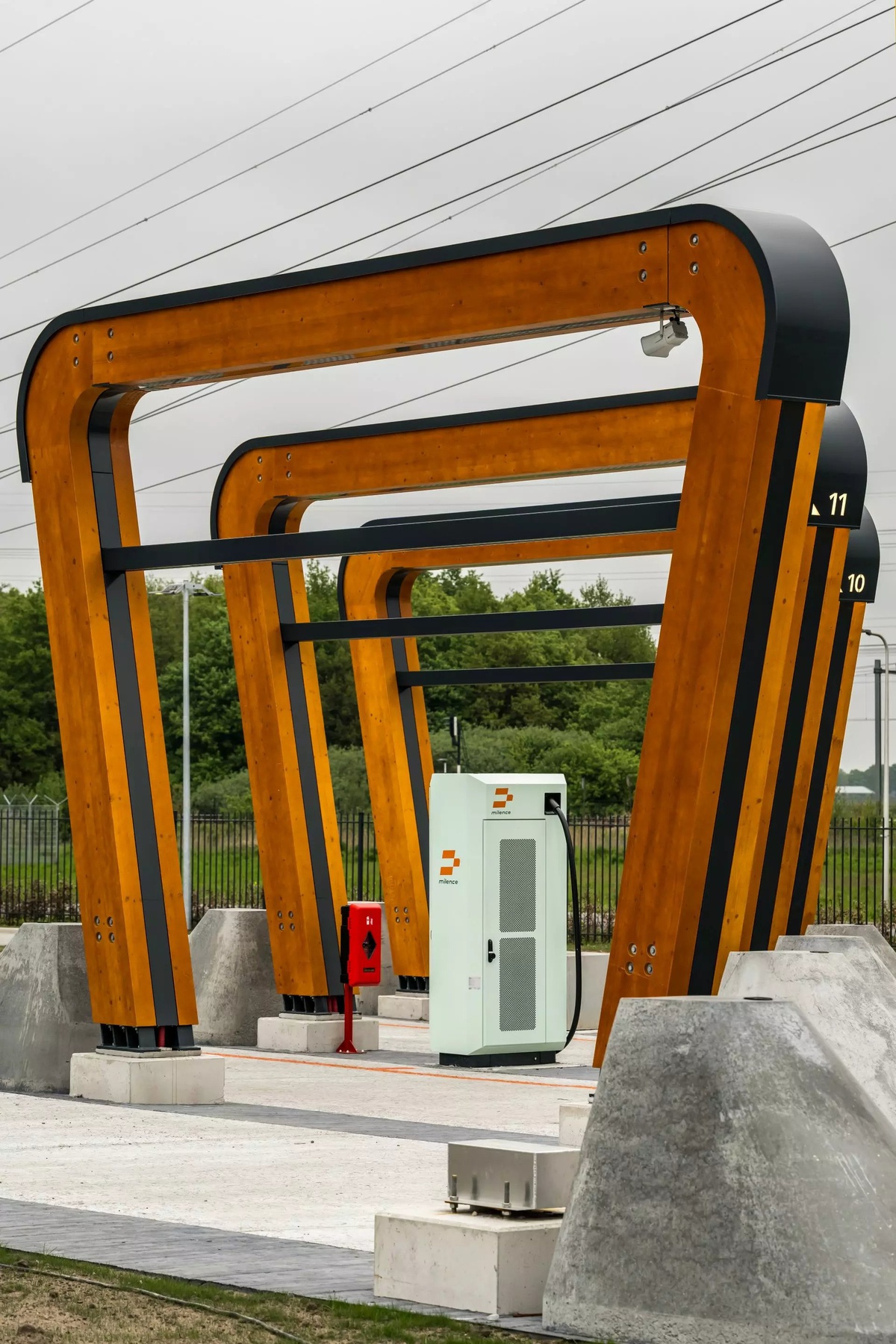 Houten overkapping met laadzuil