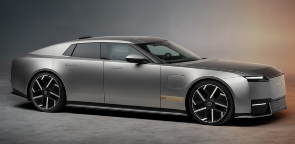 Від 165 000 євро і без заднього скла: Jaguar представив Type 01 потужністю 1029