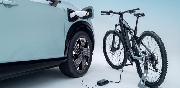 Nissan Ariya 2026: V2L-Funktion lädt externe Geräte direkt vom Auto