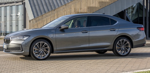 Škoda Superb отримав плагін-гібрид потужністю 272 к.с.