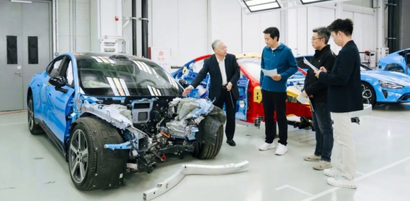 Xiaomi SU7 розібрали до гвинтика: Лей Цзюнь показав «залізо» китайського седана