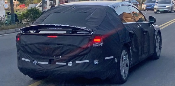 Der erste Smart-Sedan geht auf Straßentests