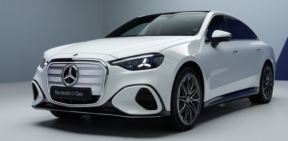 Електричний C-Class: Mercedes представив конкурента BMW i3