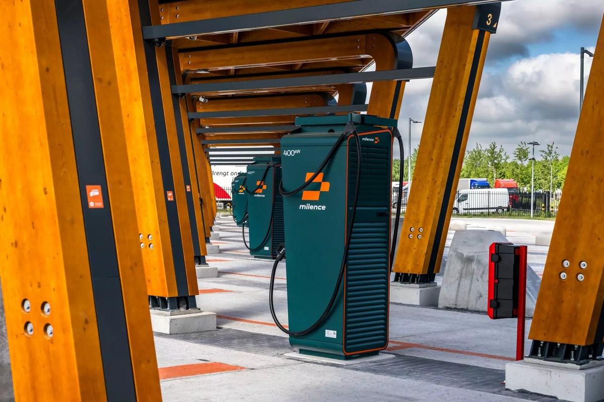 CCS-laadpaal tot 400 kW onder overkapping