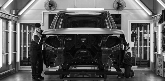 Range Rover створив дзеркальне лакофарбове покриття