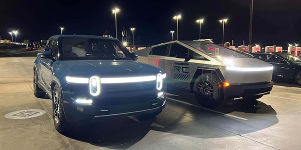 Tesla Cybertruck Spotted Next To Rivian R1T Showing The Real Life Size ...