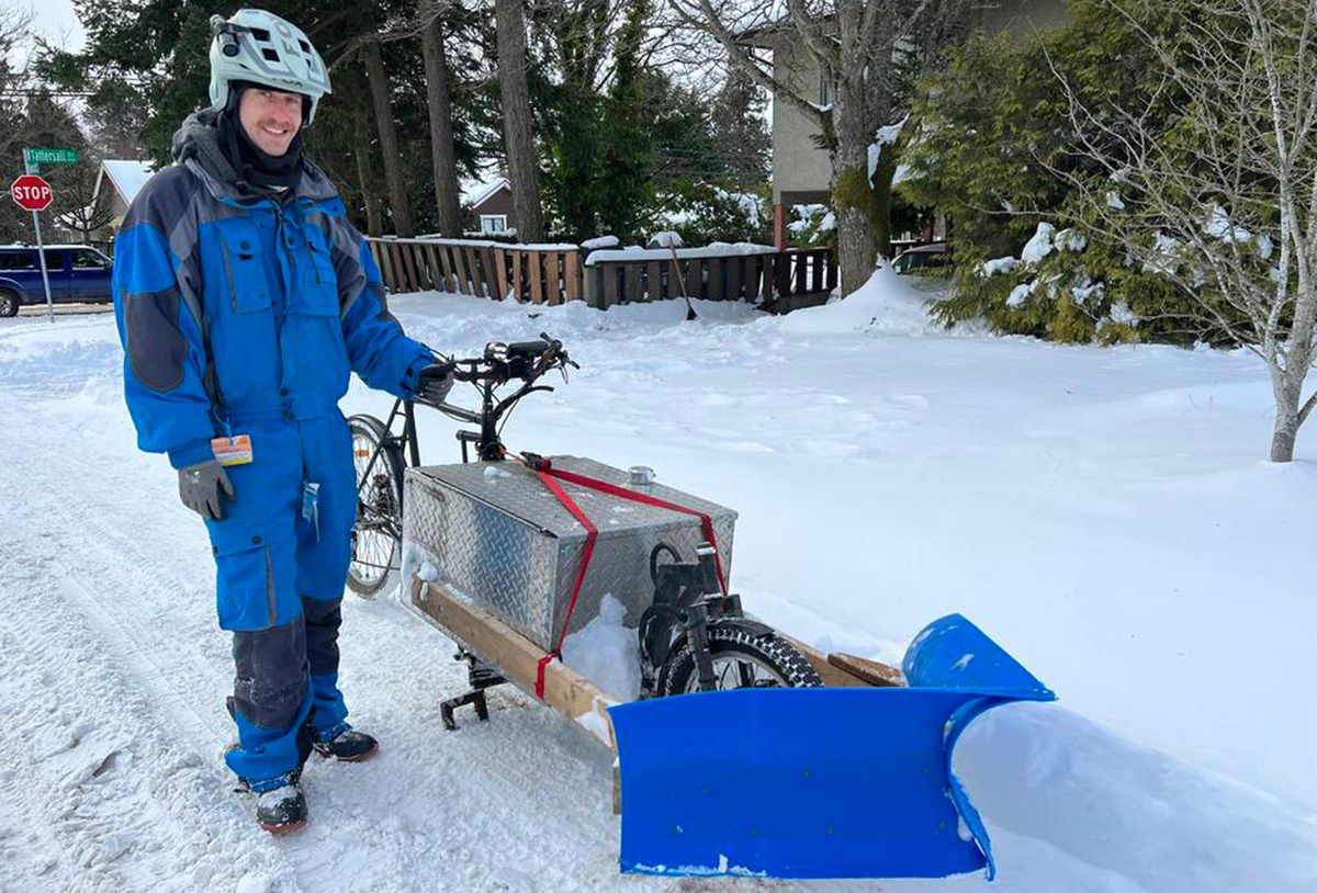 Il invente un vélo chasse-neige pour dégager les pistes cyclables  abandonnées par la municipalité - NeozOne