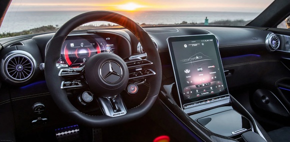 Mercedes відкликає тисячі автомобілів через збої цифрової панелі приладів