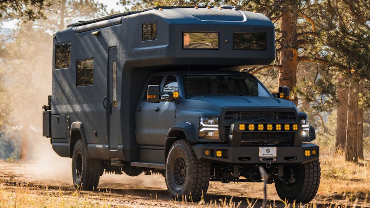 2023 EarthRoamer SX is a $995,000 off-grid motorhome using Chevy's ...
