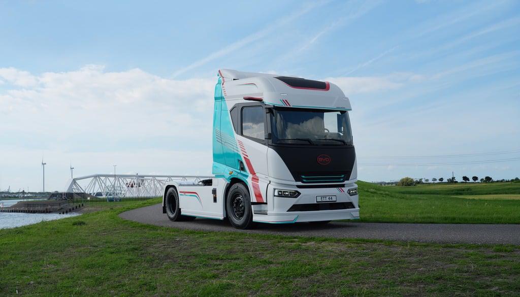 BYD ETT 44 elektrische trekker geparkeerd bij water en windmolens
