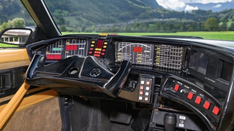 Interieur met gullwing-stuurwiel en dakconsole van de K.I.T.T.-auto
