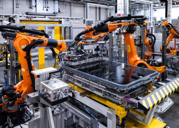 Robots assembleren batterijpakket in fabriek