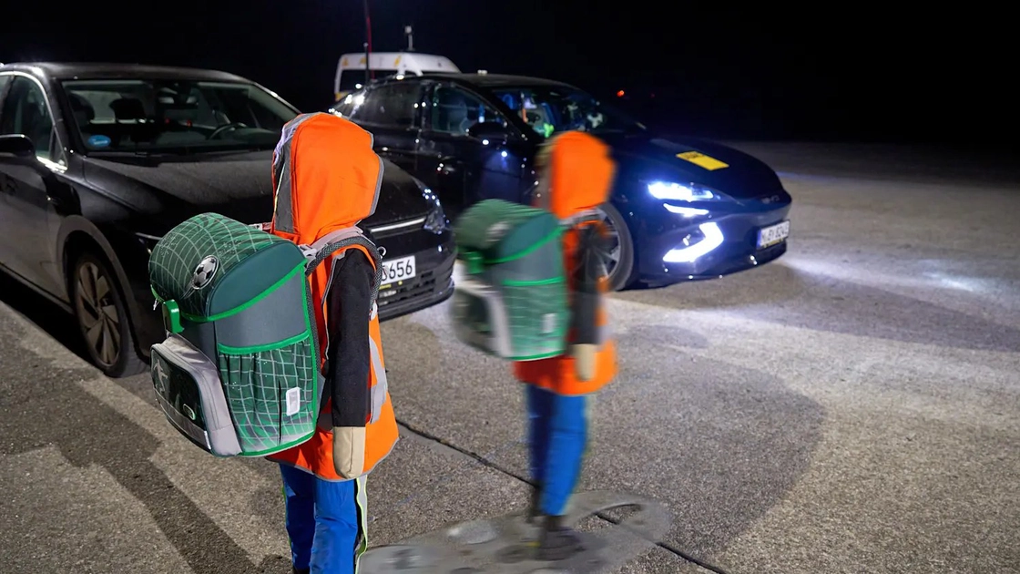 Kinddummy's met reflecterende schooltas bij testopstelling
