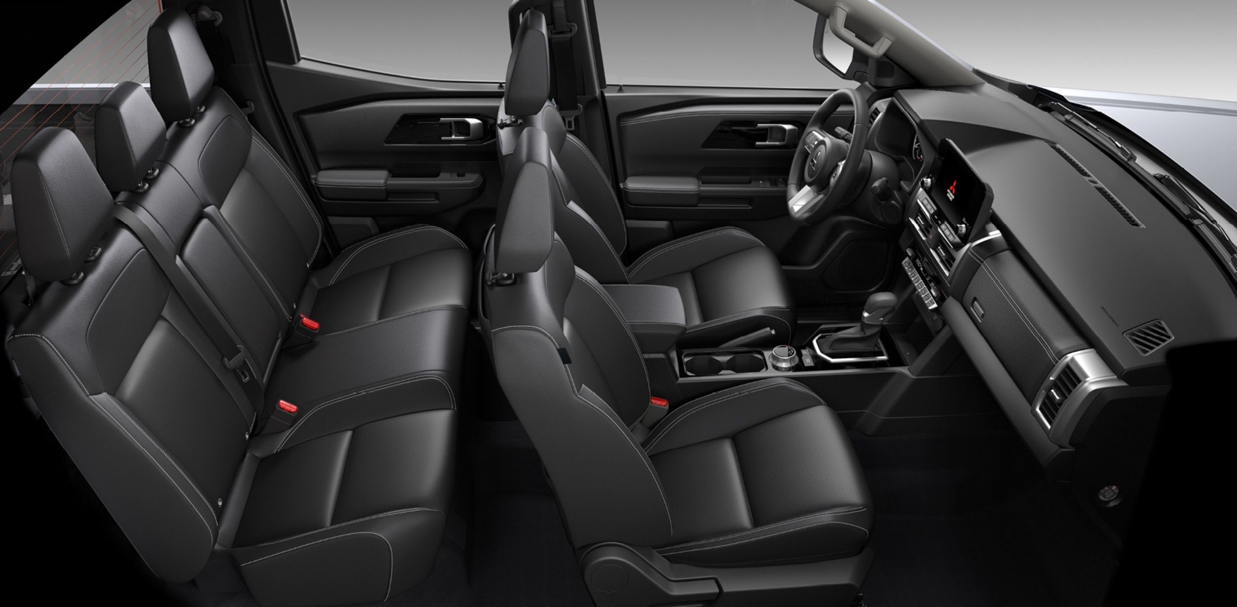 Interieur van de L200 met zwarte lederen bekleding