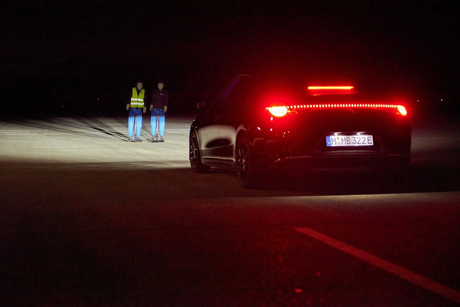 Mercedes CLA nadert dummy's met reflecterende kleding van achteren