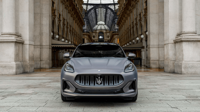Maserati SUV-model frontaal in een overdekte passage