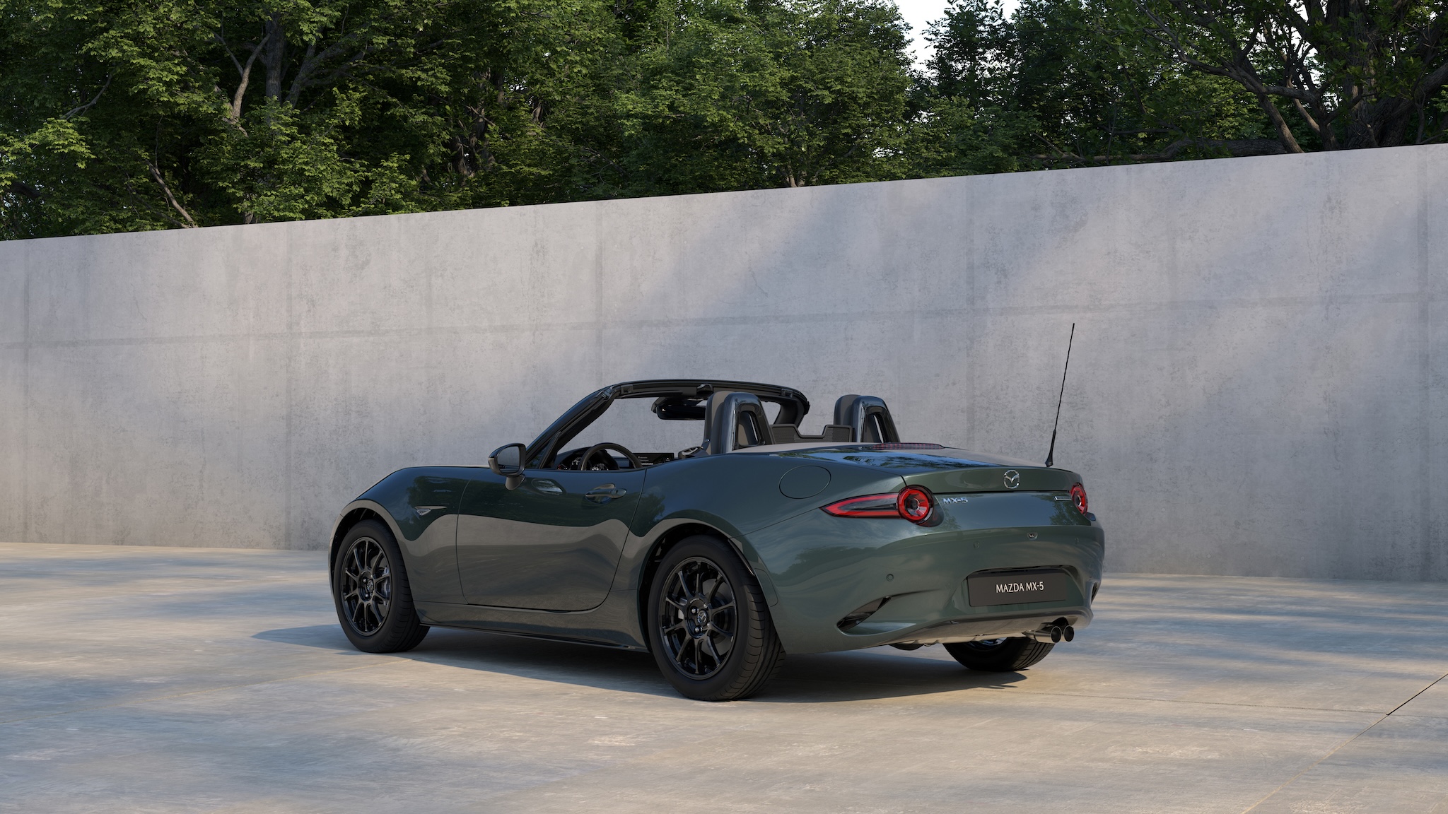 Mazda MX-5 van achteren, open dak