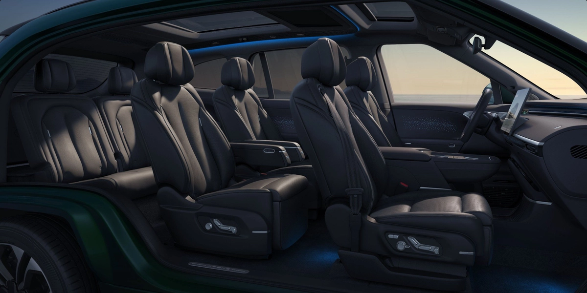 Interieur van de G9L met zwarte lederen stoelen