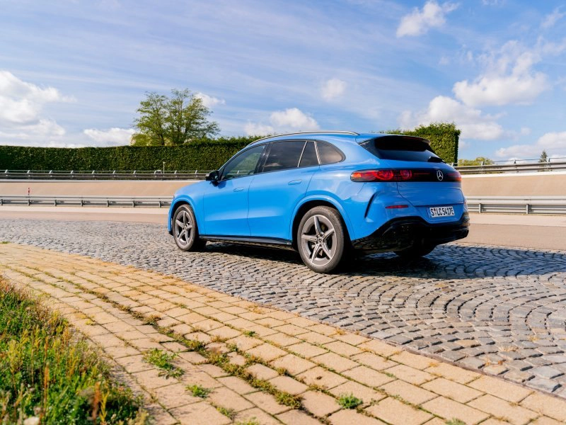 Mercedes-Benz GLC volledig elektrisch in blauw