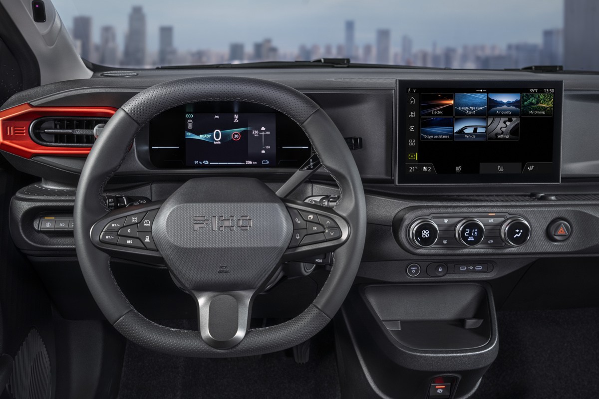 Dashboard met stuur en infotainmentscherm van de Pixo