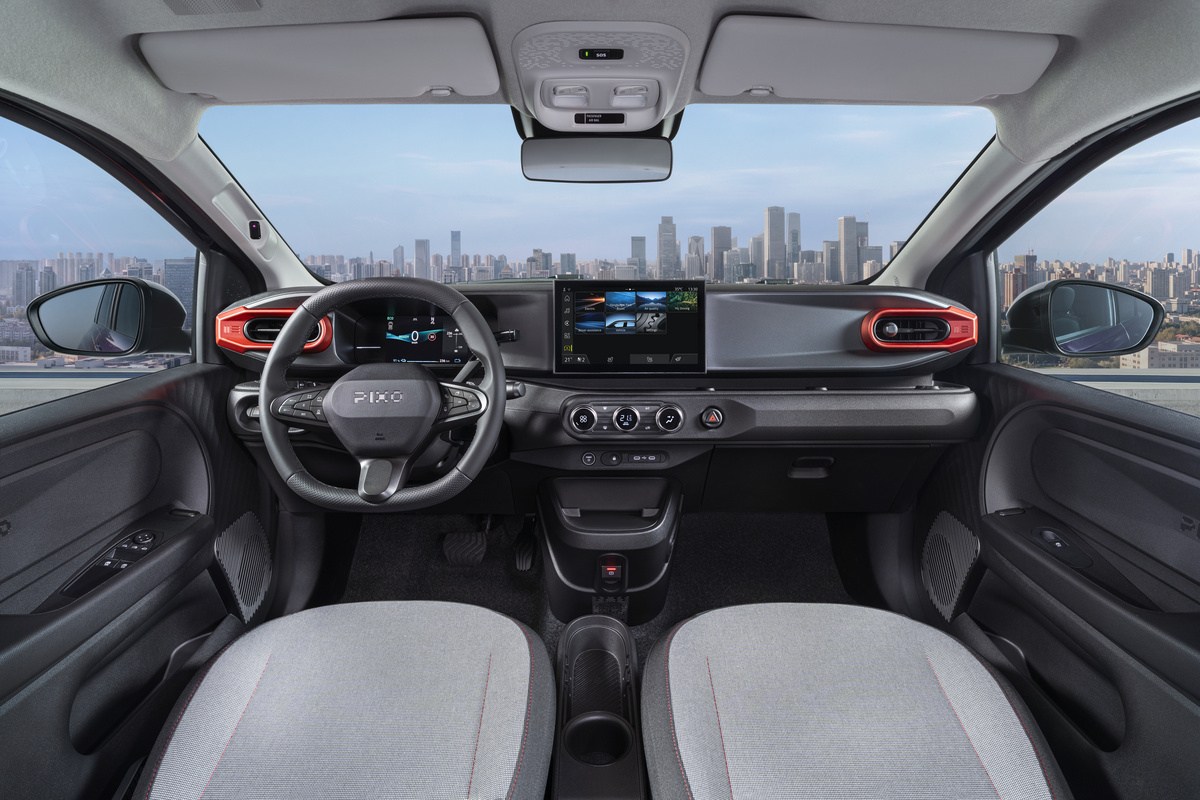 Interieur met dashboard en Google-infotainmentsysteem