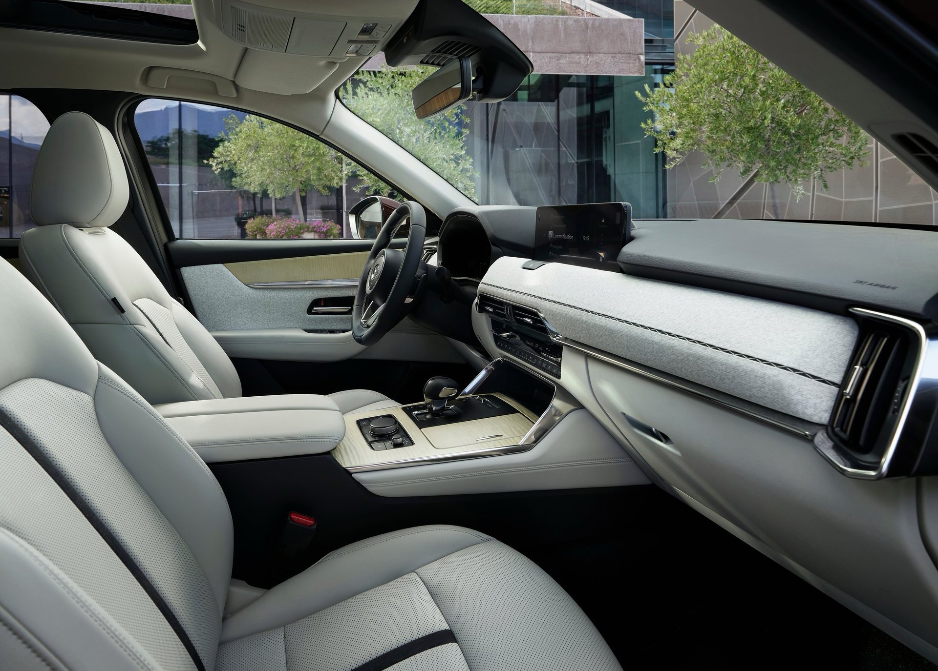 Interieur met lichte bekleding en middenconsole van Mazda